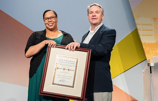 Kaetrena Davis Kendrick, 2019 ACRL Academic/Research Librarian of the Year, accepting her award at the ACRL 2019 Conference.