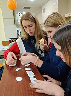 Game task: students compose proverbs from individual words. Photographed by Helen Skachenko. ©KNUCA Libraries