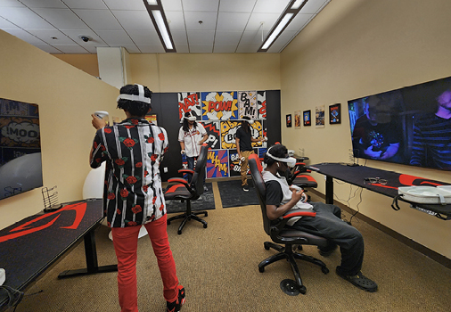 Students in the AUC Woodruff Library VR Lounge. Photograph by Patrice Williams.
